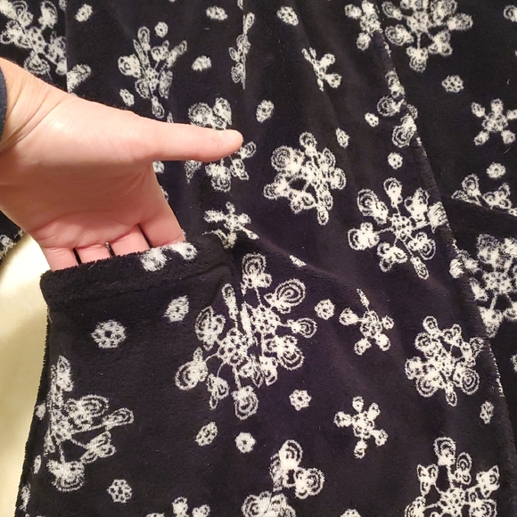Joe Boxer Snowflakes Fleece Robe - Picture 5 of 8